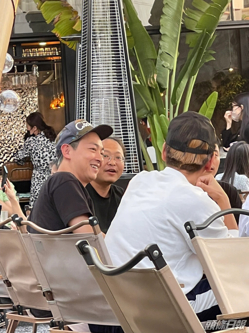 雙下巴現晒形。